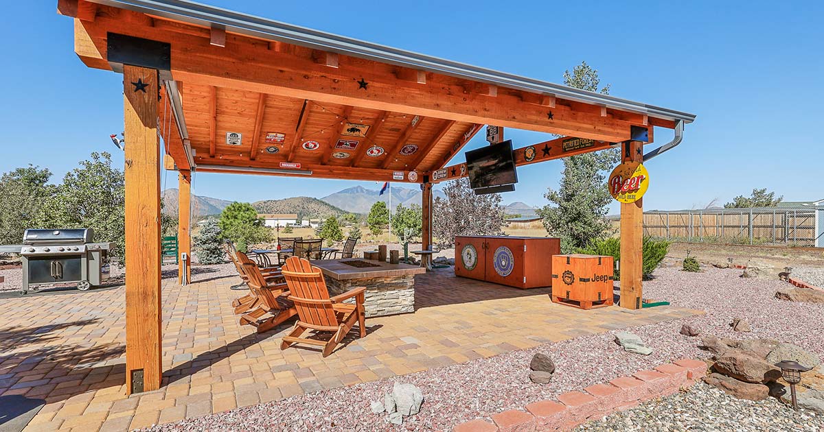 Flagstaff home with an outdoor sitting and eating area