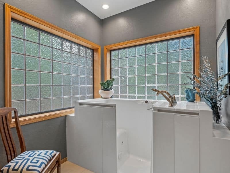 accessible tub in a home in Arizona